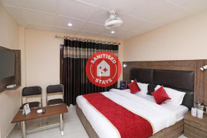 Vaccinated Staff- OYO 19811 Abc Residency Image