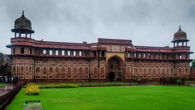 Introspect the Jahangir Mahal