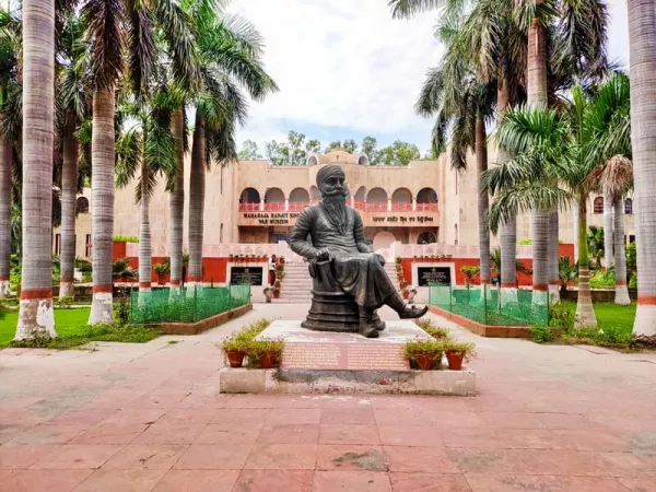 Wander around the Maharaja Ranjit Singh Museum