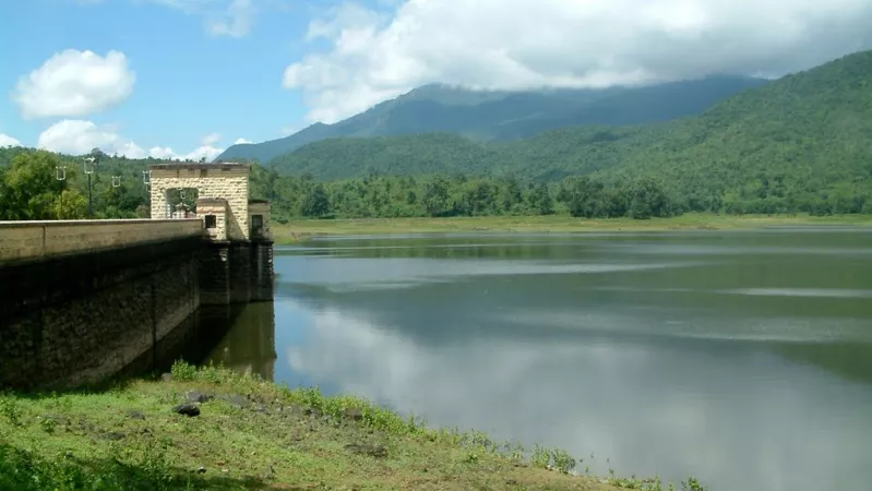 Stroll around the Topchanchi Lake