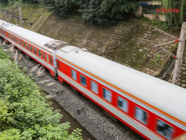 5. Mumbai - New Delhi Rajdhani Express