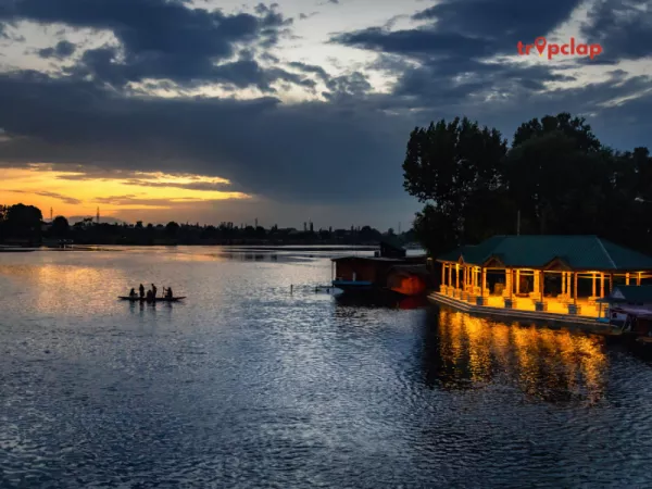 1. Chaar chinar in Daal Lake 