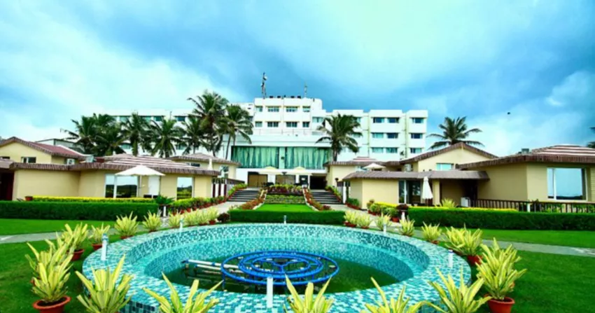 5. Hotel Holiday Resort